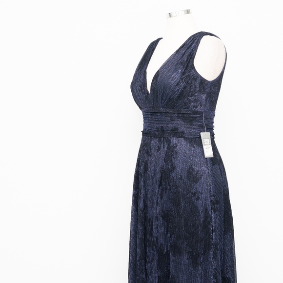 Betsy & Adam Floral Metallic Crinkle Gown - Picture 12 of 13